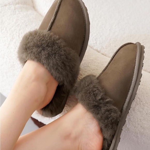 Cozy Fur-Lined Taupe Brown Slippers / Slides — 6 — Brand New UGG - Picture 1 of 5